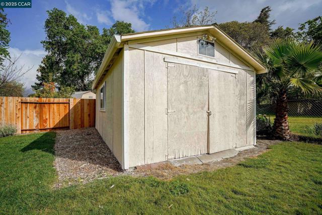 1551 Orange Street, Concord CA: https://media.crmls.org/mediaz/9136bb04-6564-48dc-a29a-af90a7fd05a9.jpg