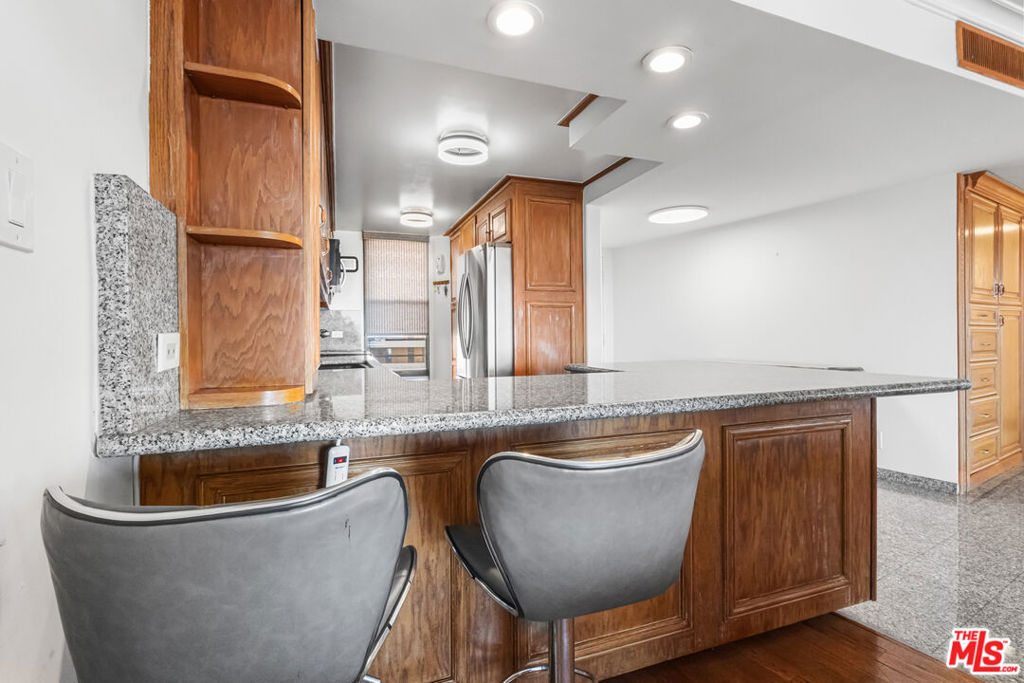 https://media.crmls.org/mediaz/9137af2c-86c7-4c66-8cd3-aa62cb8041cc.jpg?preset=X-Large