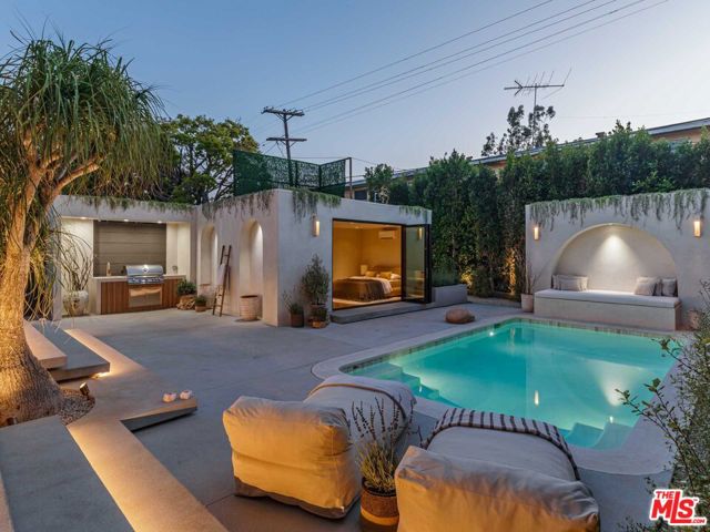 309 N Arden Boulevard, Los Angeles CA: https://media.crmls.org/mediaz/913818c2-bcc3-4e1b-99d3-096b45145f88.jpg