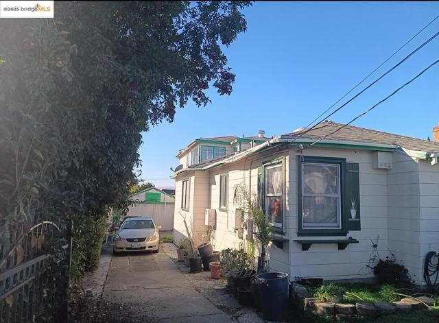5467 Crittenden St, Oakland CA: https://media.crmls.org/mediaz/91388ebd-0c51-4125-88d3-0af8c80b49c1.jpg