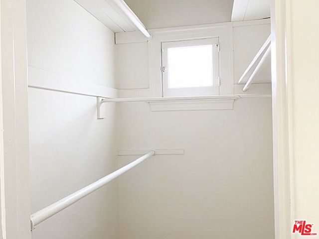 25 Falcon Avenue, Long Beach CA: https://media.crmls.org/mediaz/9139ff88-544e-4992-b6fc-c4a4c3dd10b9.jpg