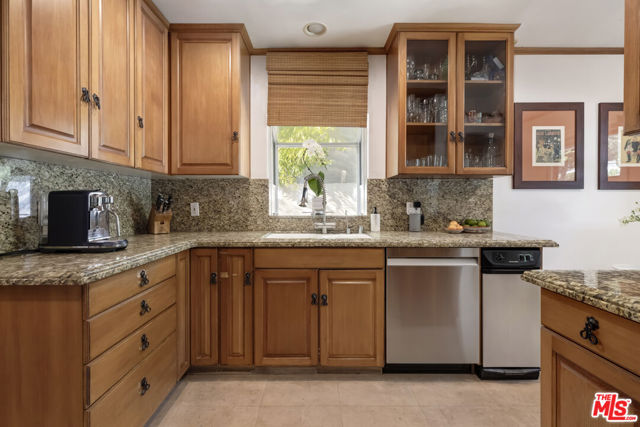 4219 Saugus Avenue, Sherman Oaks CA: https://media.crmls.org/mediaz/913a5dac-1540-4936-897a-2584bca12ee0.jpg