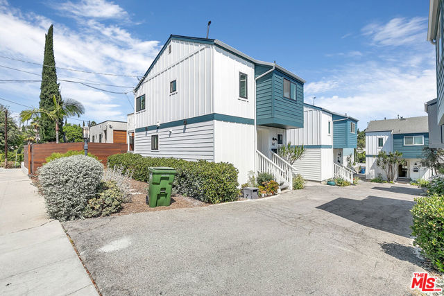 746 N Dillon Street, Los Angeles CA: https://media.crmls.org/mediaz/913a6c7e-d3ad-4d6e-919a-5ed1acb79680.jpg