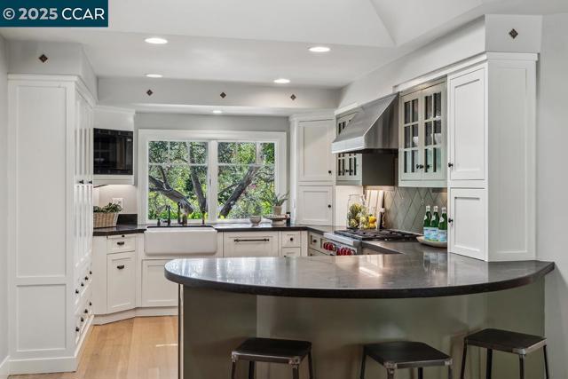 390 Castello Rd, Lafayette CA: https://media.crmls.org/mediaz/913aba03-ed1b-4b5f-8c22-f97b5ab87ff9.jpg