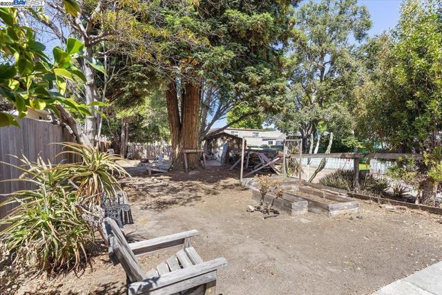 2255 Lincoln Ave., Alameda CA: https://media.crmls.org/mediaz/913b512a-fa8d-4a15-8b4a-9a82dd77919f.jpg