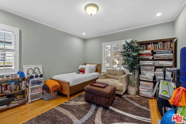 5715 Valley Ridge Avenue, Los Angeles CA: https://media.crmls.org/mediaz/913bac0c-dfc0-48b6-959a-6812c65b0c4e.jpg