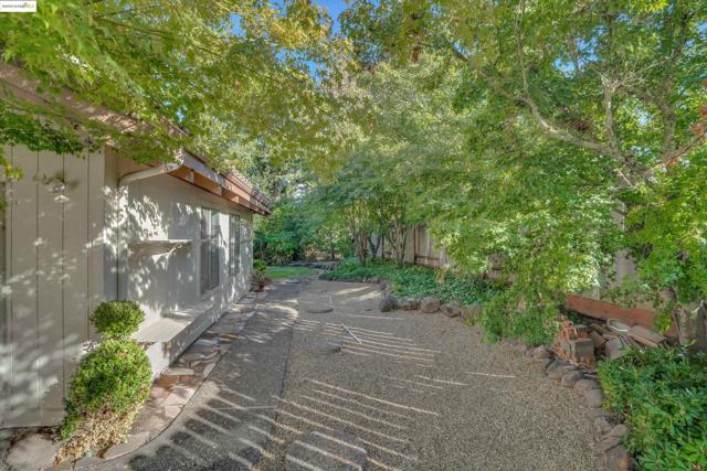 17 Pomo Ct, Napa CA: https://media.crmls.org/mediaz/913ca0ae-3655-42af-bc83-d64322672be1.jpg
