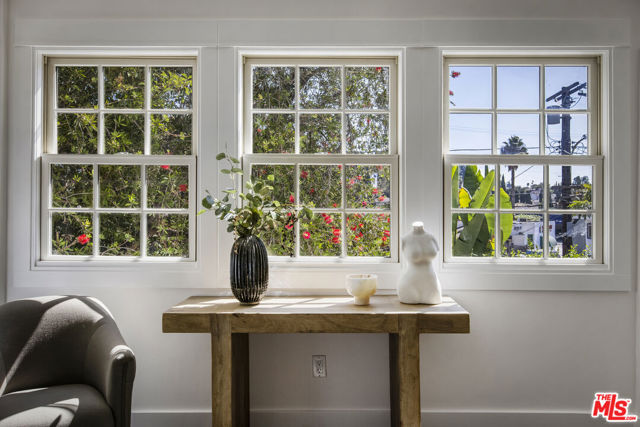 3831 Fernwood Avenue, Los Angeles CA: https://media.crmls.org/mediaz/913ccec6-ae3a-4ccc-aa0e-d5254364bc52.jpg