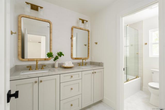 5077 Ashberry, Carlsbad CA: https://media.crmls.org/mediaz/913cf852-7723-457e-bede-bf3bb4db23a3.jpg