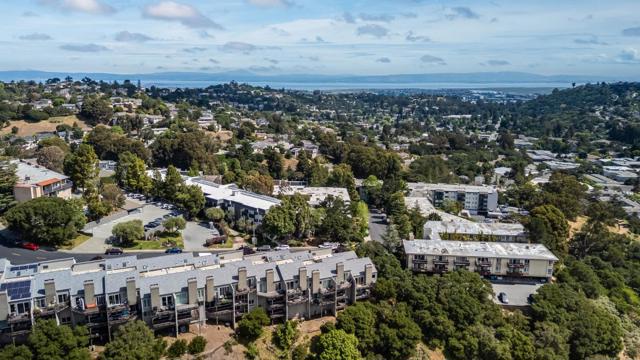 1040 Continentals Way, Belmont CA: https://media.crmls.org/mediaz/913d84b8-1d24-4554-806a-e815aa18d865.jpg