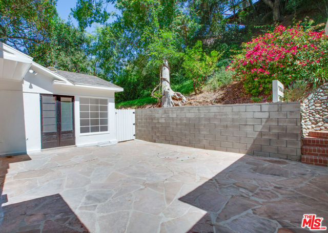 10321 Chrysanthemum Lane, Los Angeles CA: https://media.crmls.org/mediaz/913d977d-83c9-45bb-8f43-f79a6ed6885a.jpg