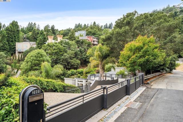 2005 TUNNEL RD, Oakland CA: https://media.crmls.org/mediaz/913dc77d-f23d-490e-b4c5-e34357c3cb15.jpg