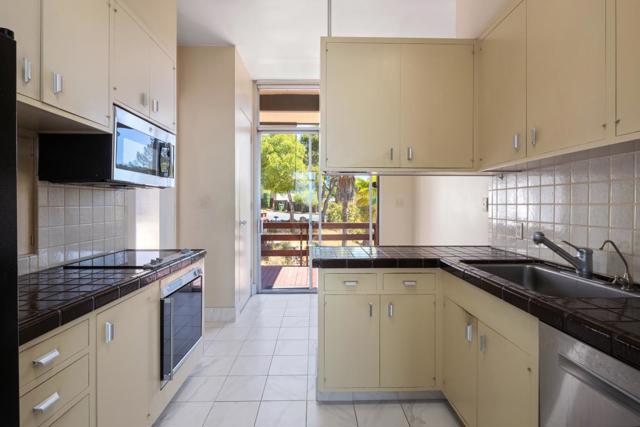 30 Pine Ridge Way, Portola Valley CA: https://media.crmls.org/mediaz/913e437c-8449-4a61-a04b-631aa2440cb0.jpg