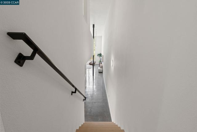 1200 65Th St, Emeryville CA: https://media.crmls.org/mediaz/913e4e04-0c7f-4053-913e-c2db16f3eaab.jpg