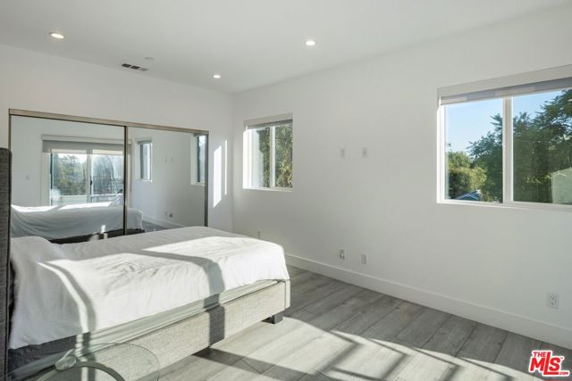 13822 Oxnard Street photo 18