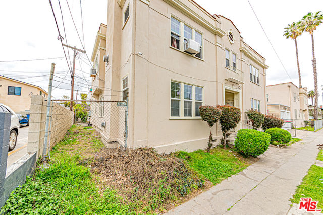 2460 W 18th Street, Los Angeles CA: https://media.crmls.org/mediaz/9140522d-db34-40aa-a1c5-22dbcb56e6e5.jpg
