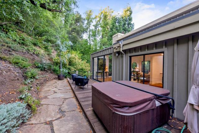 21 Valley Oak Street, Portola Valley CA: https://media.crmls.org/mediaz/91420b5e-d6b5-4ca6-8e78-39c4f8dbf397.jpg
