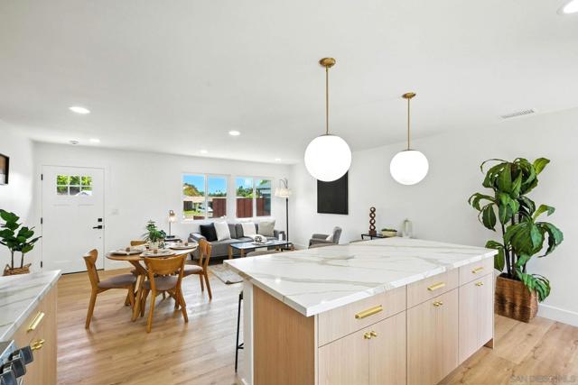 4729 Lithrop Pl, San Diego CA: https://media.crmls.org/mediaz/9144d293-b84e-4191-9f85-736070f4c3ad.jpg