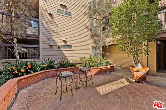 835 Lucerne Boulevard, Los Angeles, California 90005, 2 Bedrooms Bedrooms, ,2 BathroomsBathrooms,Condominium,For Sale,Lucerne,24427903