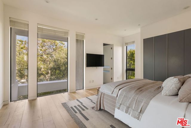 649 N Edinburgh Avenue, Los Angeles CA: https://media.crmls.org/mediaz/914528d4-6ce7-4191-ae38-37edf0a32f2b.jpg