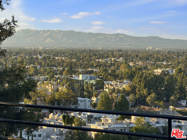 3838 Buena Park Drive, Studio City CA: https://media.crmls.org/mediaz/914553e2-fca2-4efb-9e54-0025781f52ce.jpg