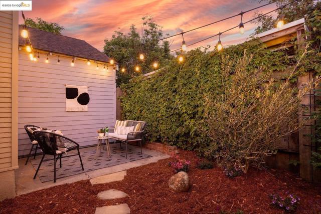 3742 Loma Vista AVE, Oakland CA: https://media.crmls.org/mediaz/91468ef2-0cbb-41d0-917c-5ca7468a4db5.jpg