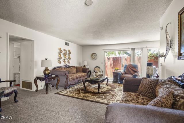1401 Glenwood Drive, Oxnard CA: https://media.crmls.org/mediaz/9146cd41-8581-490c-8fac-4b6eac911975.jpg