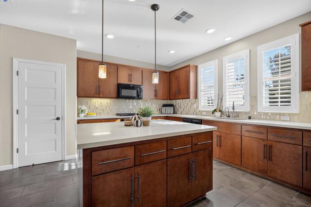 25943 Dollar St, Hayward CA: https://media.crmls.org/mediaz/91478919-c858-41e6-b2c7-1d8b5cc3adf8.jpg