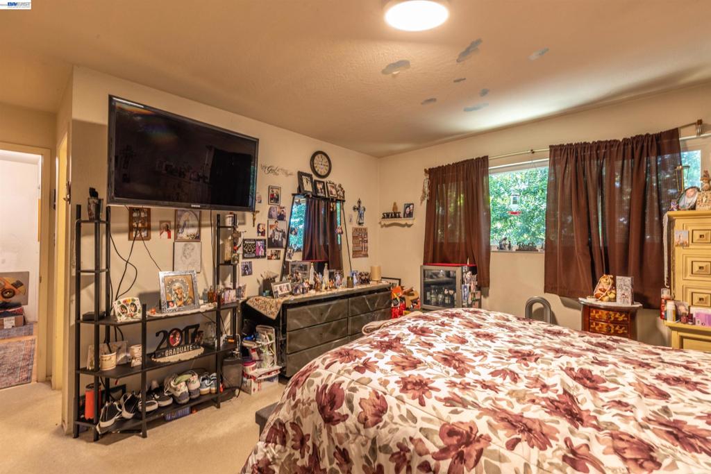 https://media.crmls.org/mediaz/9148fac7-3a92-40ef-a831-b873811ea5b8.jpg?preset=X-Large