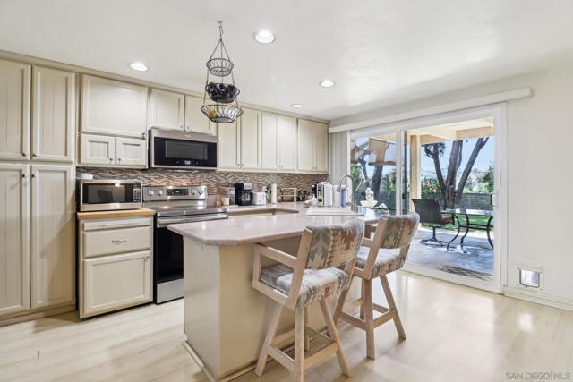 2090 Alta Vista Drive, Vista CA: https://media.crmls.org/mediaz/914946ef-7431-447f-beff-d24698e2aef4.jpg