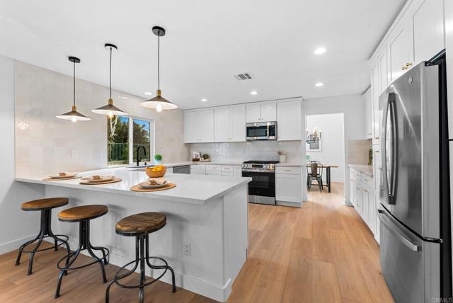 Detail Gallery Image 7 of 40 For 522 Lupine Way, Oceanside,  CA 92057 - 5 Beds | 3 Baths