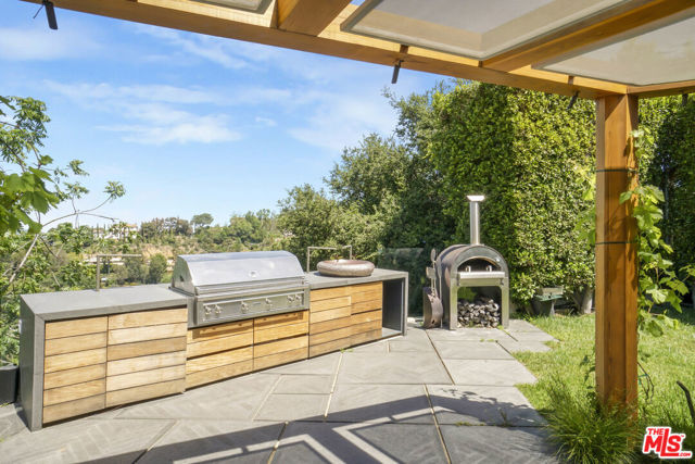 9152 Janice Place, Beverly Hills CA: https://media.crmls.org/mediaz/914a0857-e9ab-44dd-99a9-dea3fdf959fa.jpg