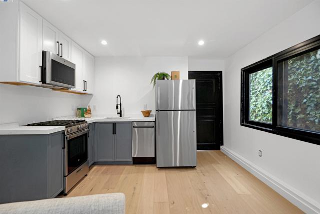 5229 Miles Ave, Oakland CA: https://media.crmls.org/mediaz/914a15f8-2b4c-4b42-9de6-28a8eb9853d7.jpg