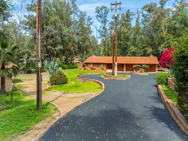 11580 Manzanita Rd, Lakeside CA: https://media.crmls.org/mediaz/914a1881-d622-4ad1-bbae-65646b5d3b24.jpg