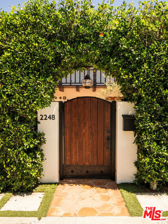 2248 Kenilworth Avenue, Los Angeles CA: https://media.crmls.org/mediaz/914a54a4-4b81-48d6-87fe-f638ae33efb3.jpg
