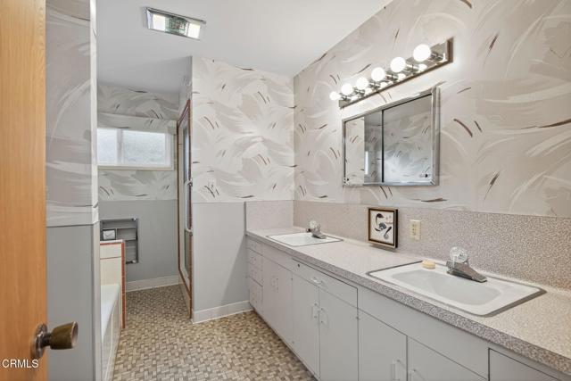 640 Fernwood Drive, Oxnard CA: https://media.crmls.org/mediaz/914b1d66-2bb3-413c-bed7-32f03abd887a.jpg