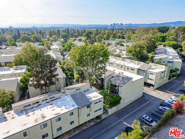 5003 Stoney Creek Road, Culver City CA: https://media.crmls.org/mediaz/914b8c2c-27ba-47cd-8dcc-eecb8f97778d.jpg