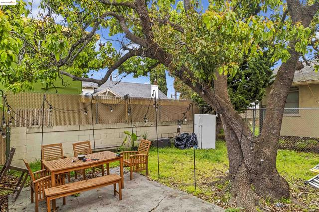 1259 Carrison St, Berkeley CA: https://media.crmls.org/mediaz/914ba5f1-d10f-4393-9444-c9760bb890c0.jpg