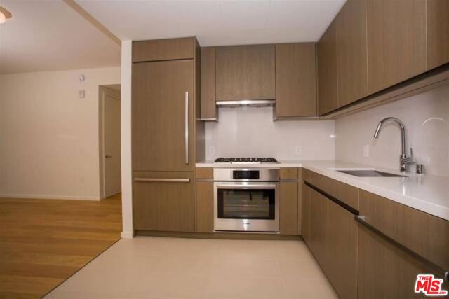 889 Francisco Street, Los Angeles CA: https://media.crmls.org/mediaz/914c1853-625a-4fca-8a85-d749d127ca53.jpg