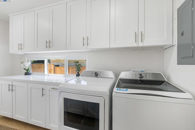 3914 Laguna Ave, Oakland CA: https://media.crmls.org/mediaz/914c439c-25cb-4bcf-87a3-1dde78e0500b.jpg