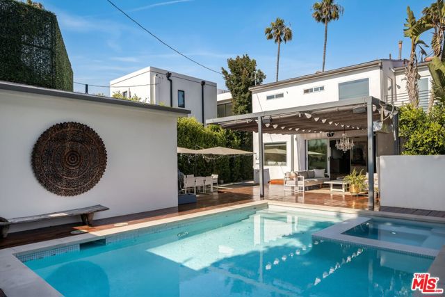 517 N Laurel Avenue, Los Angeles CA: https://media.crmls.org/mediaz/914cf23d-46e1-4470-a62c-d584f953d3a8.jpg