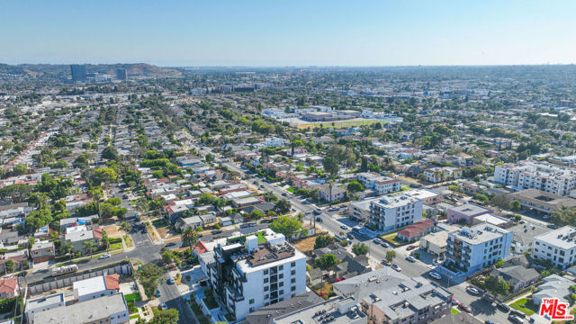 1562 S Fairfax Avenue, Los Angeles CA: https://media.crmls.org/mediaz/914d804c-880b-44fc-bdea-89d8ec1445c4.jpg