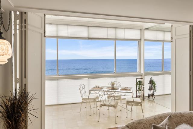 939 Coast Boulevard, La Jolla CA: https://media.crmls.org/mediaz/914d919b-9a7a-417e-807b-3177de818e8b.jpg