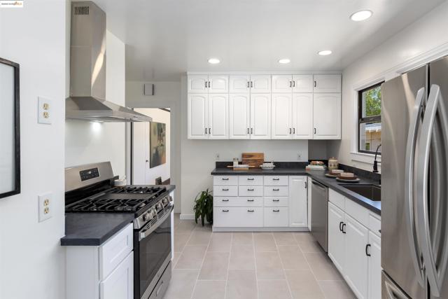 1351 Carlotta Ave, Berkeley CA: https://media.crmls.org/mediaz/914dab9b-e270-4ad2-bb8d-ca5abe940233.jpg