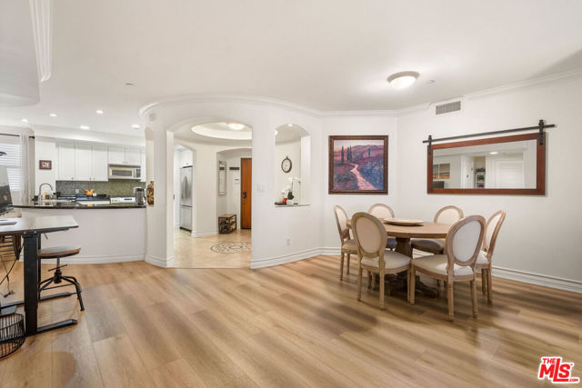122 N Clark Drive, West Hollywood CA: https://media.crmls.org/mediaz/914e1644-870c-4bd0-8077-1bb28e8a61bc.jpg