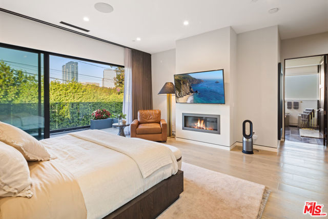 1562 Ensley Avenue, Los Angeles CA: https://media.crmls.org/mediaz/914e47e1-cde5-4ce1-8e73-bba90cb2a201.jpg