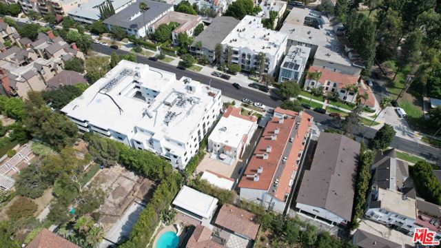 865 S Lucerne Boulevard, Los Angeles CA: https://media.crmls.org/mediaz/914e5f7e-0ee1-4ccc-919e-b02166502196.jpg