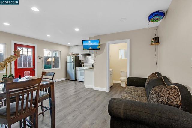 2027 83Rd Ave, Oakland CA: https://media.crmls.org/mediaz/914ea582-4315-4543-8262-dc2f99dc25df.jpg