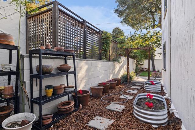 1728 Cambridge Dr, Alameda CA: https://media.crmls.org/mediaz/914f44b1-8980-4fe7-813f-79c225a8834f.jpg