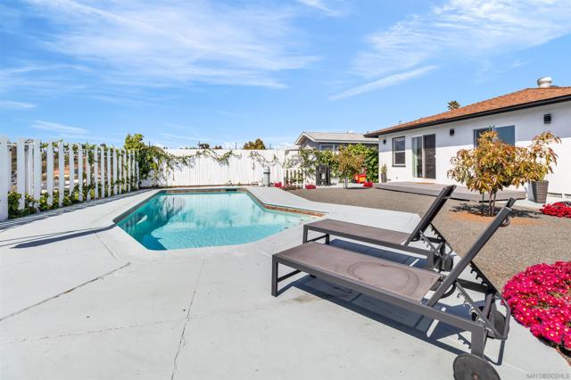 2702 Ridge View Dr, San Diego CA: https://media.crmls.org/mediaz/914f6c18-d39d-40df-9cb7-f053d1adf996.jpg